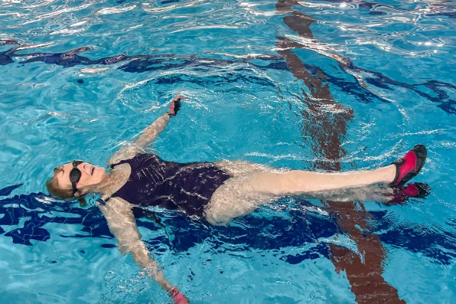 Relax and Rehabilitation Swim (1) A woman floats on her back
